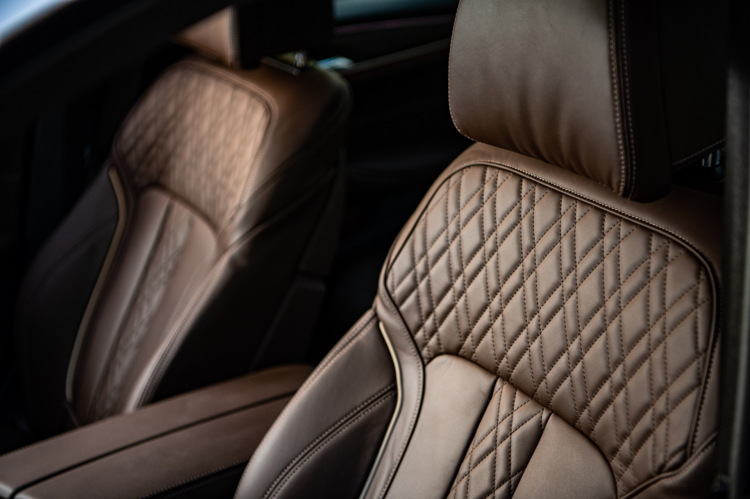 SMALL_[新聞照片五] 全新BMW 530i白金旗艦版更升級Nappa真皮內裝搭配菱格紋縫線，塑造出豪華尊貴的車室氛圍